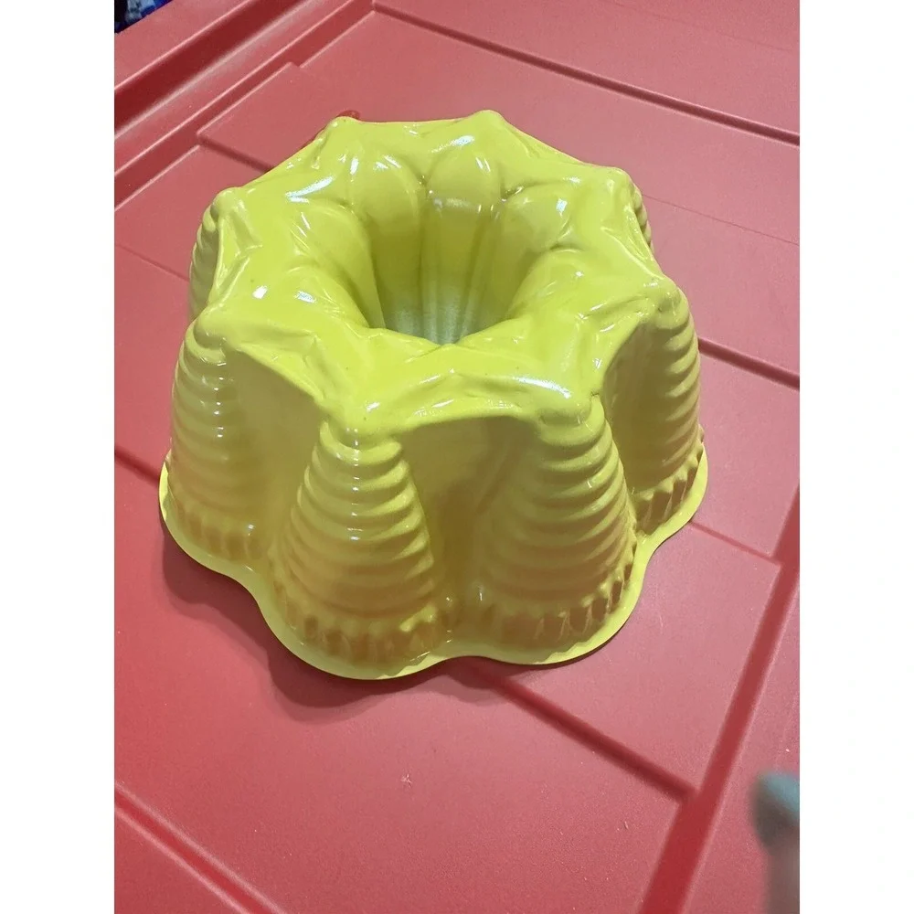 VINTAGE BUNDT FUNNEL CAKE PAN WAVE/CONE/STAR PATTERN -‎ YELLOW/WHITE PAINTED TIN